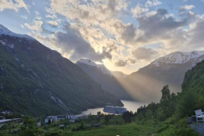Tømmerhus i Geiranger Sentrum med panorama utsikt